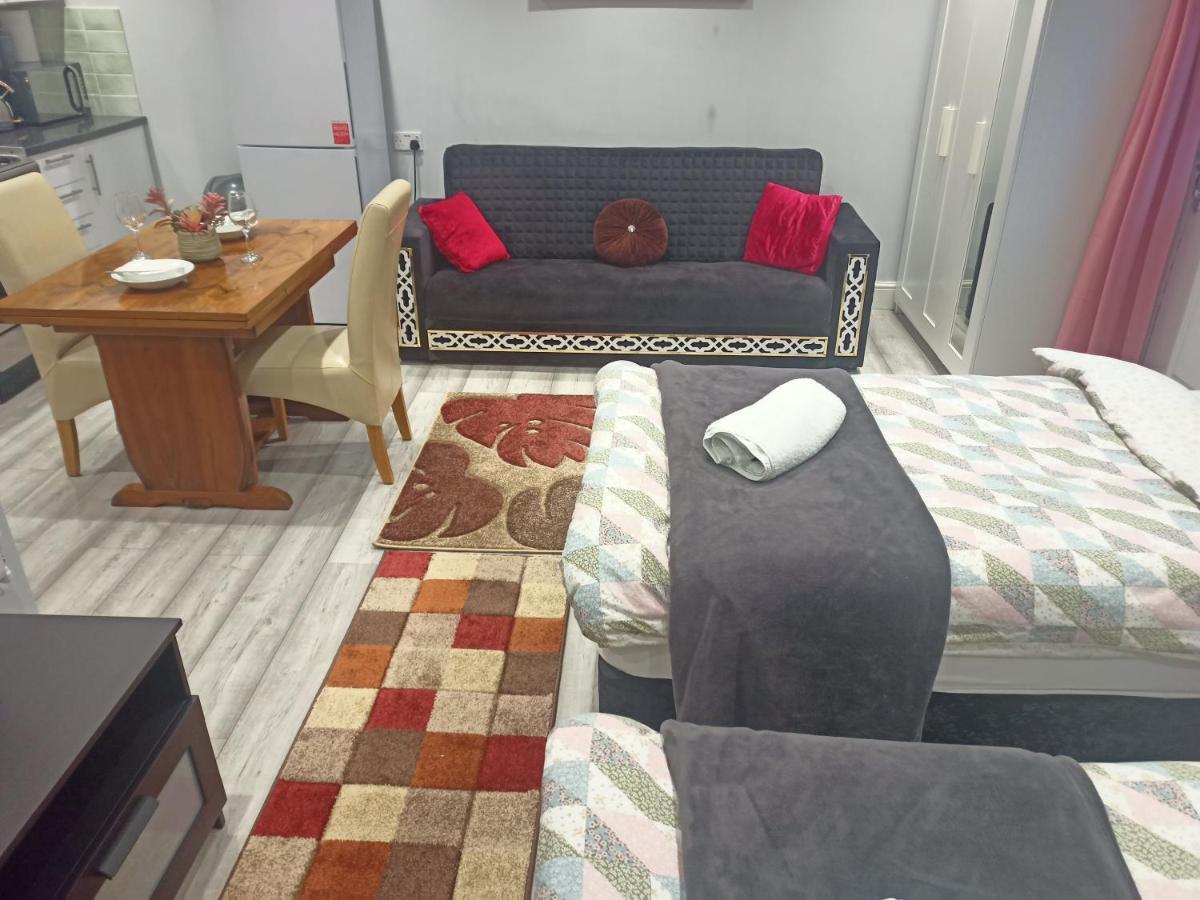 Homey Studio In Newport Perfect For Couples & Travelers Экстерьер фото