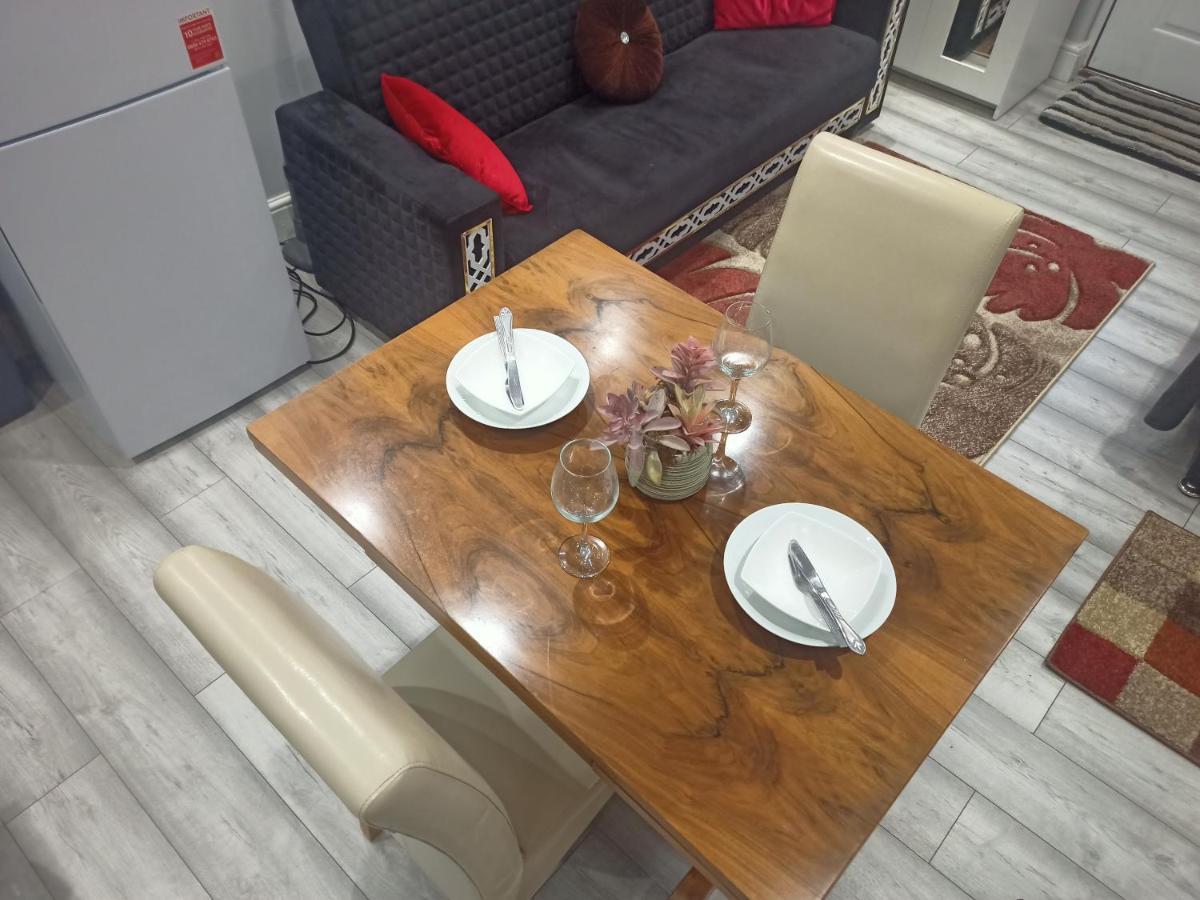 Homey Studio In Newport Perfect For Couples & Travelers Экстерьер фото
