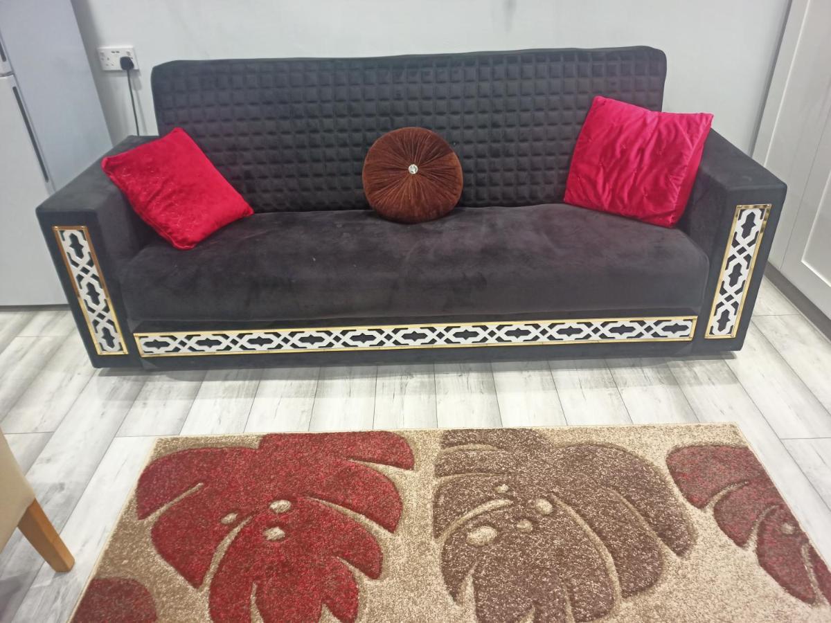 Homey Studio In Newport Perfect For Couples & Travelers Экстерьер фото