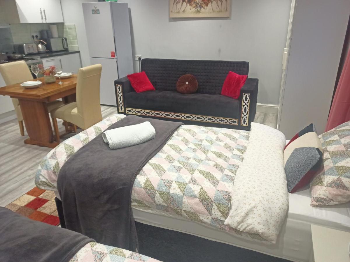 Homey Studio In Newport Perfect For Couples & Travelers Экстерьер фото