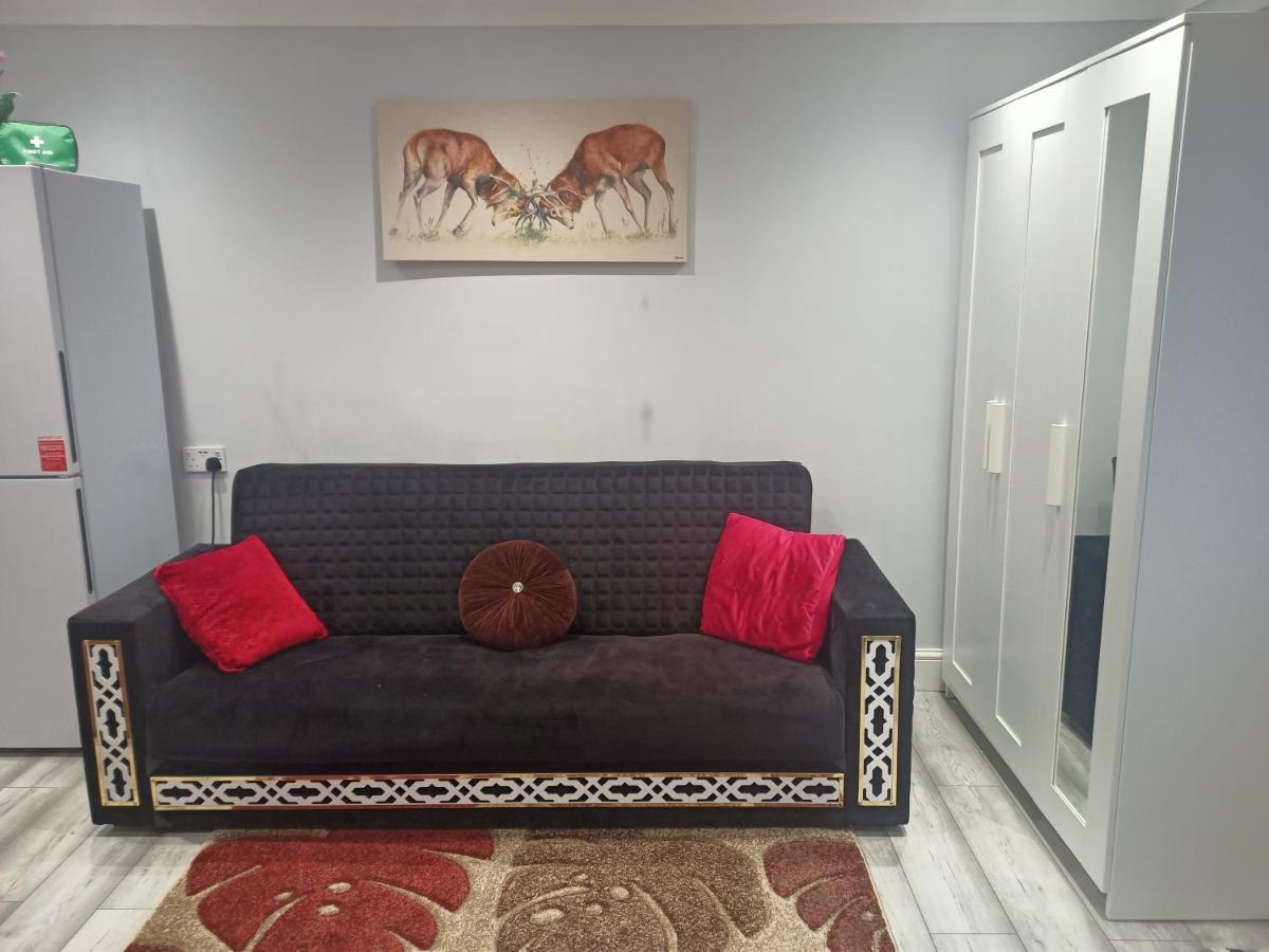 Homey Studio In Newport Perfect For Couples & Travelers Экстерьер фото