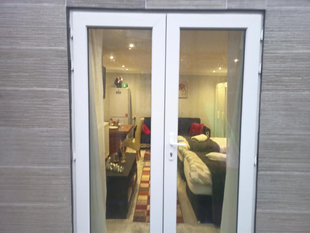 Homey Studio In Newport Perfect For Couples & Travelers Экстерьер фото