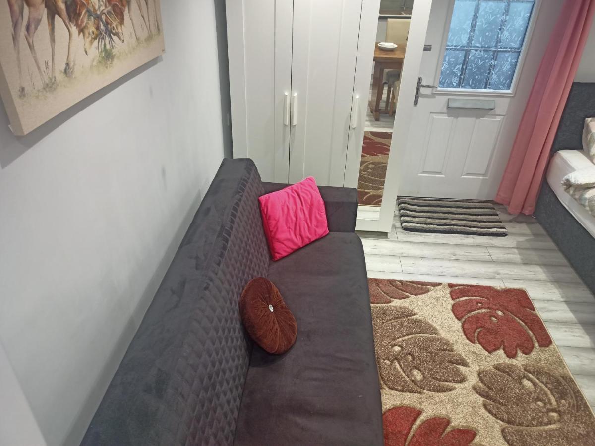 Homey Studio In Newport Perfect For Couples & Travelers Экстерьер фото