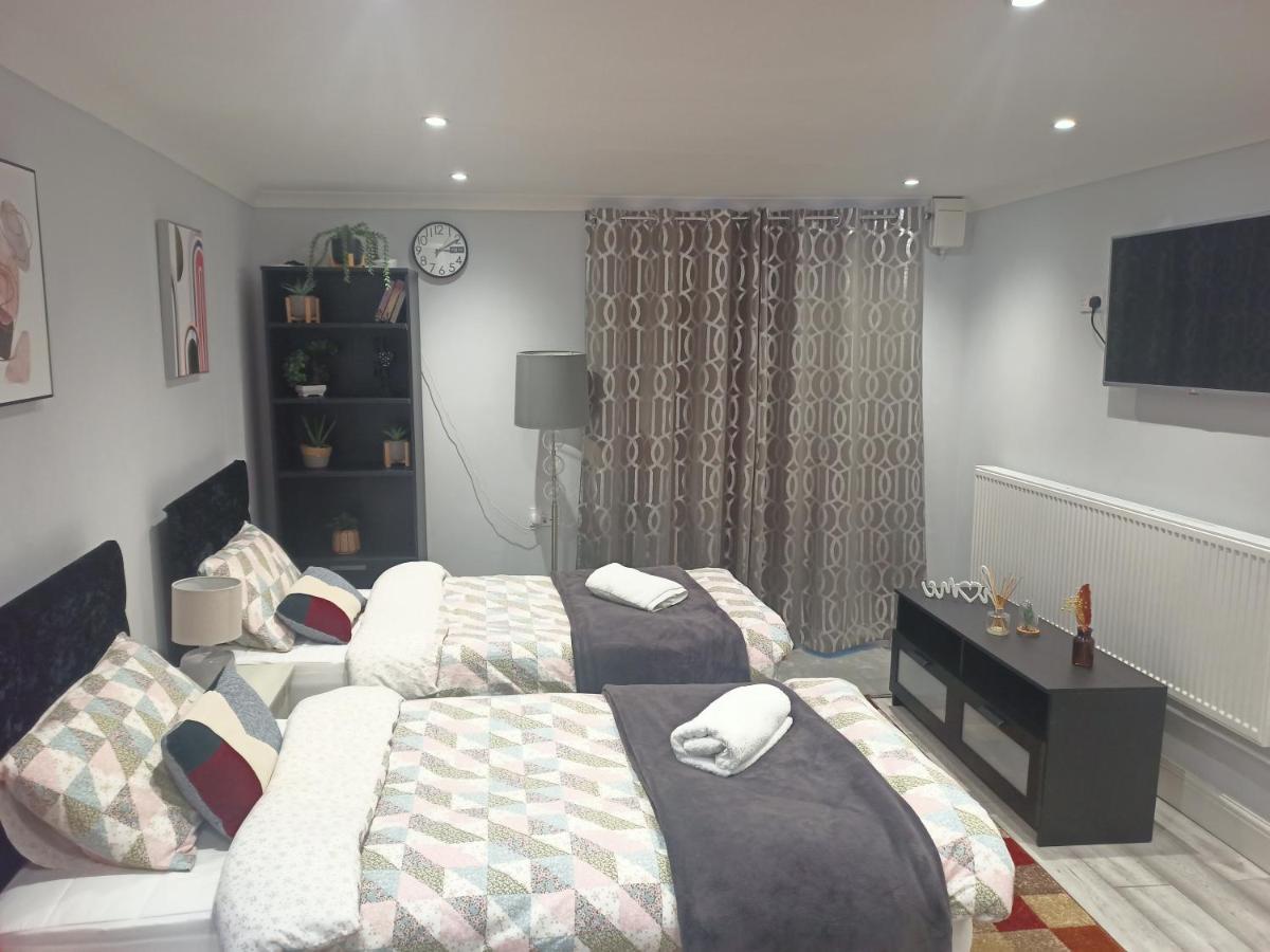 Homey Studio In Newport Perfect For Couples & Travelers Экстерьер фото