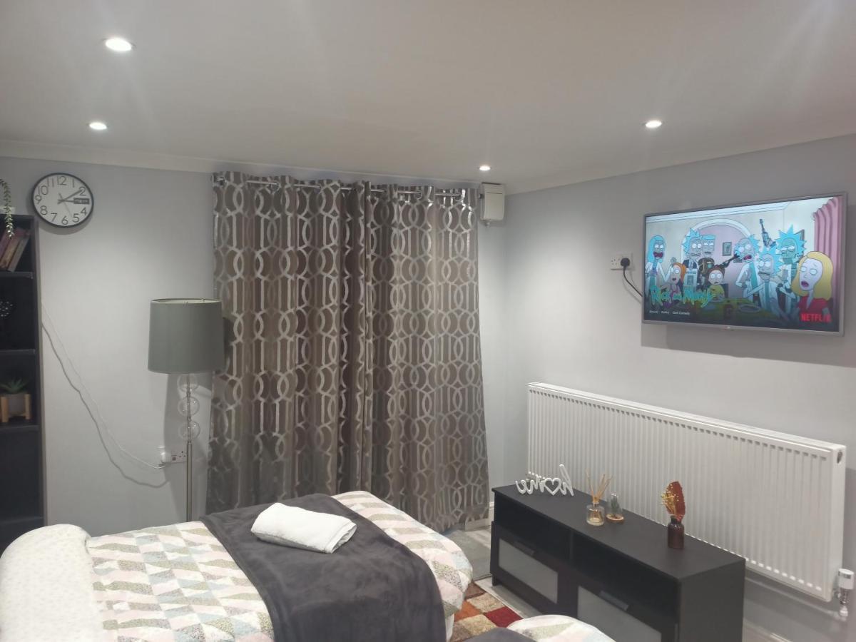 Homey Studio In Newport Perfect For Couples & Travelers Экстерьер фото