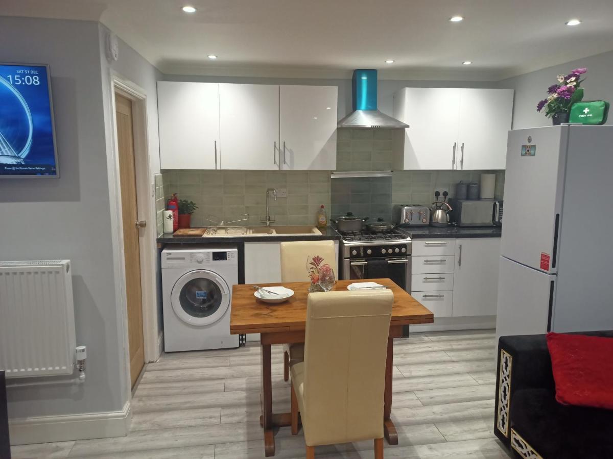 Homey Studio In Newport Perfect For Couples & Travelers Экстерьер фото