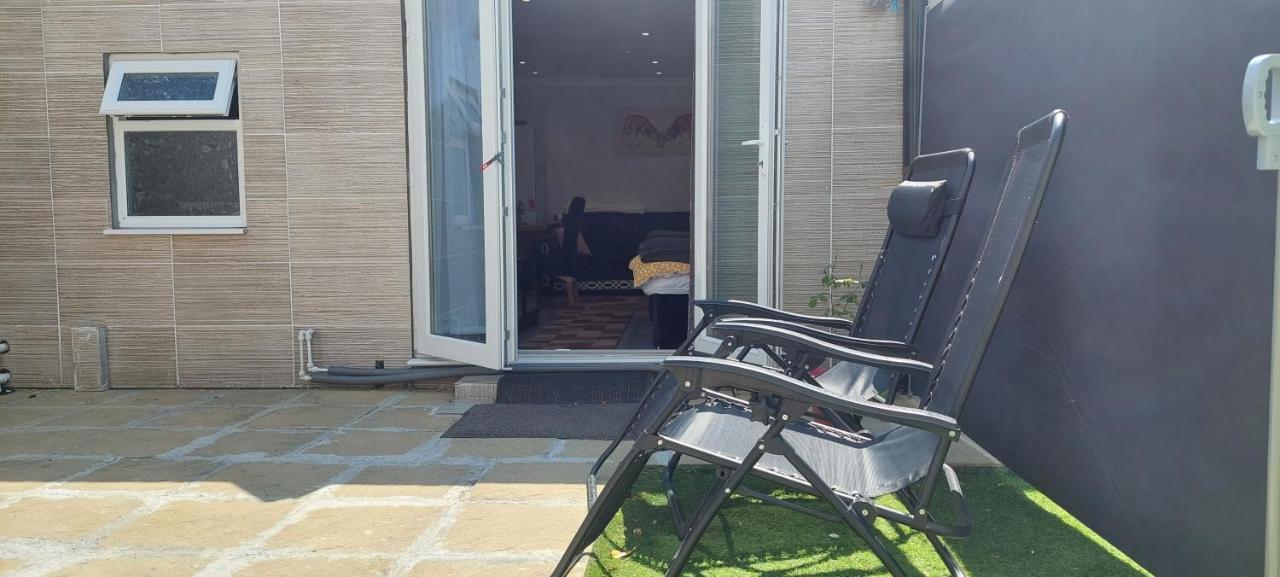 Homey Studio In Newport Perfect For Couples & Travelers Экстерьер фото